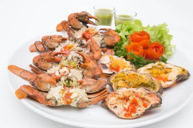 Kaynamış yengeç taze ve sıcak - lezzetli aperatif haşlanmış yengeç ve yengeç yumurtası deniz ürünleri baharatlı Tayland deniz ürünleri, haşlanmış yengeç kabuğunda lezzetli yengeç yumurtalarını gösteriyor.