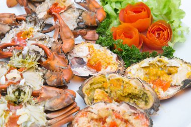 Kaynamış yengeç taze ve sıcak - lezzetli aperatif haşlanmış yengeç ve yengeç yumurtası deniz ürünleri baharatlı Tayland deniz ürünleri, haşlanmış yengeç kabuğunda lezzetli yengeç yumurtalarını gösteriyor.