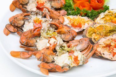 Kaynamış yengeç taze ve sıcak - lezzetli aperatif haşlanmış yengeç ve yengeç yumurtası deniz ürünleri baharatlı Tayland deniz ürünleri, haşlanmış yengeç kabuğunda lezzetli yengeç yumurtalarını gösteriyor.