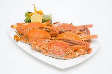 beyaz zemin üzerine pişmiş Yengeç.