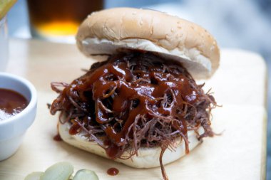 Taze sebzeli ev yapımı hamburger.