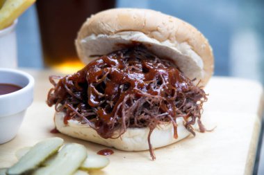 Taze sebzeli ev yapımı hamburger.