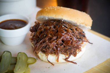 Taze sebzeli ev yapımı hamburger.