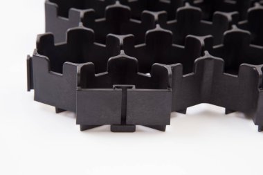 Eğimin tasarımı. Plastik siyah bal peteği çerçevesi dolduruldu