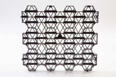 Eğimin tasarımı. Plastik siyah bal peteği çerçevesi dolduruldu