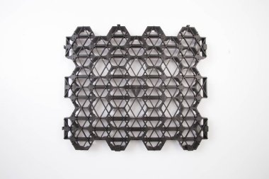 Eğimin tasarımı. Plastik siyah bal peteği çerçevesi dolduruldu