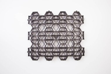 Eğimin tasarımı. Plastik siyah bal peteği çerçevesi dolduruldu