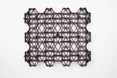 Eğimin tasarımı. Plastik siyah bal peteği çerçevesi dolduruldu