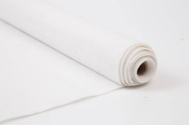 Beyaz arkaplanda beyaz kalın kumaş rulosu