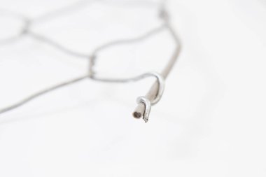 Bulanık arkaplanı olan tel kafes