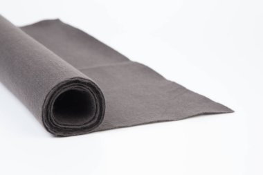 Beyaz arkaplanda gri kalın kumaş rulosu