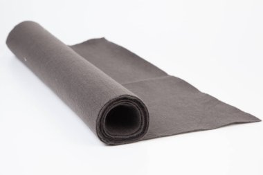 Beyaz arkaplanda gri kalın kumaş rulosu