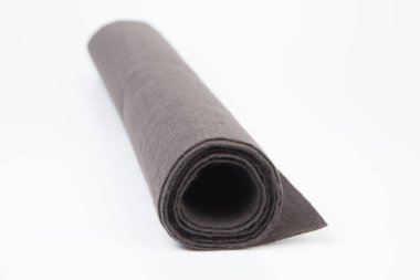 Beyaz arkaplanda gri kalın kumaş rulosu