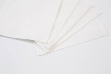 Beyaz arkaplanda beyaz kalın kumaş.