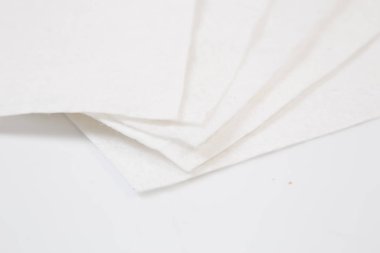 Beyaz arkaplanda beyaz kalın kumaş.