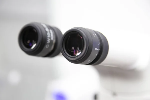 近照金属眼镜片 白色光学显微镜保持无菌在手术室 医药研究概念的医学生物学装置技术设备 — 图库照片