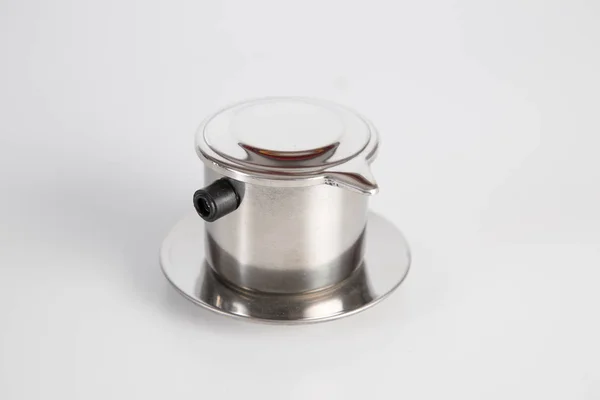 白を基調としたベトナムのコーヒープレス 金属製のコーヒーフィルターカップ ベトナムでコーヒーを淹れる ステンレススチールシングルカップコーヒーフィルタースタジオの写真 朝のドリンク料理エネルギーのための熱い飲み物 — ストック写真