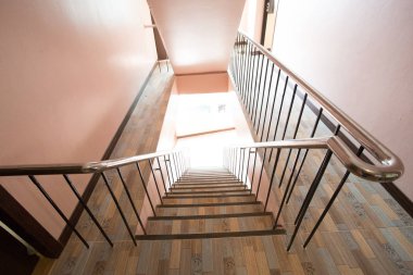  Merdiven - otelin iç merdivenlerindeki acil çıkış. Modern bina merdivenlerindeki otel merdivenleri.