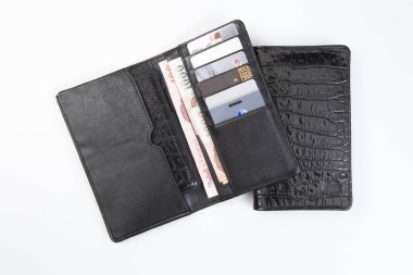 Beyaz arka planda deri cüzdan.