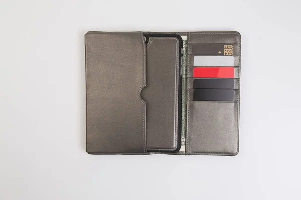 白い背景のクローズアップ財布と携帯電話 — ストック写真
