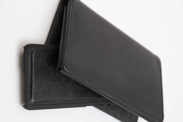 白い背景のクローズアップ財布と携帯電話 — ストック写真