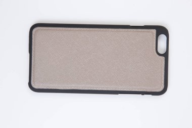 Deri telefon kılıfı beyaz arka planda işçilik yapıyor..