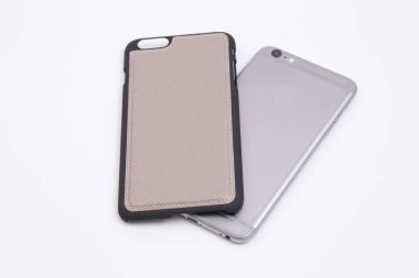 Deri telefon kılıfı beyaz arka planda işçilik yapıyor..