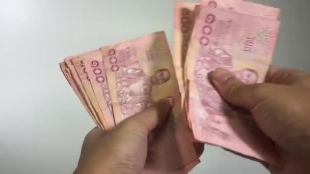 Närbild Händer Räkna Thailändska Pengar Asiatisk Kvinna Räkna 100Baht Vit — Stockvideo