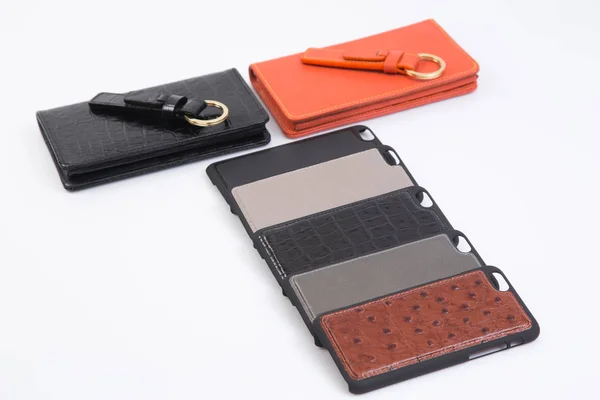 革チェーン電話ケースと財布上の白い背景 — ストック写真