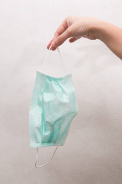 PM2.5 toz bulanıklığını önlemek için kullanılan maske. Maske bölgesinde vücuda zararlı toz lekeleri ve Coronavirus koruma ekipmanları var. Beyaz arka planda Coronavirus koruma ekipmanı kullanılmış..