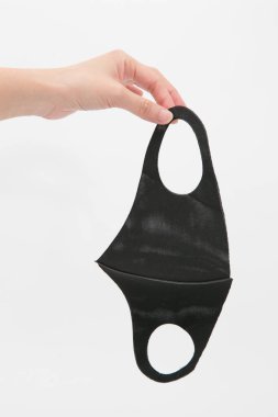 Siyah tek kullanımlık tıbbi maske beyazda izole edilmiş.