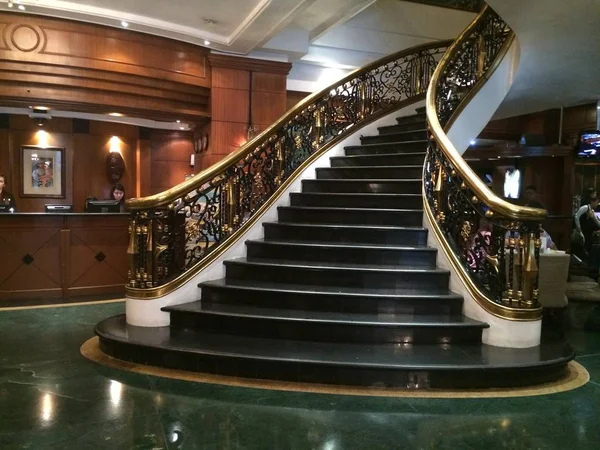 Güzel uzun sarma merdiven.