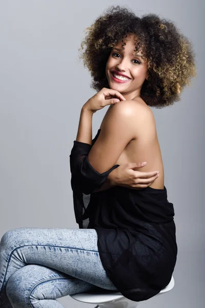 Junge schwarze Frau mit Afro-Frisur lächelnd — Stockfoto