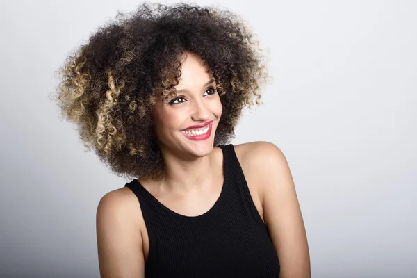Young black woman with afro hairstyle smiling — Stock Photo, Image