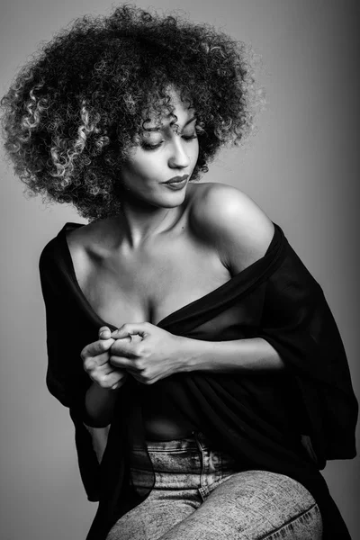 Jovem mulher negra com penteado afro — Fotografia de Stock
