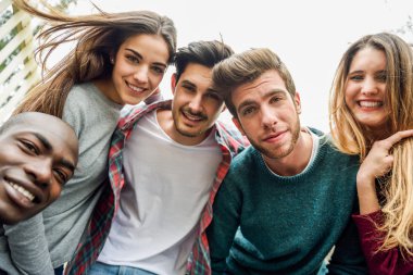 Arkadaşlar selfie alarak çok ırklı grup
