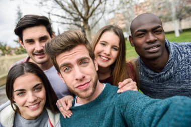 Arkadaşlar selfie alarak çok ırklı grup