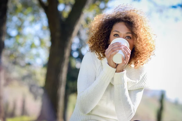 Giovane ragazza afro-americana con acconciatura afro con tazza di caffè — Foto Stock