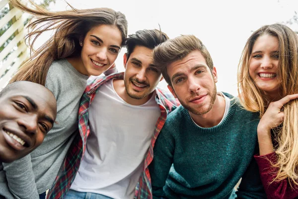 Groupe multiracial d'amis prenant selfie — Photo