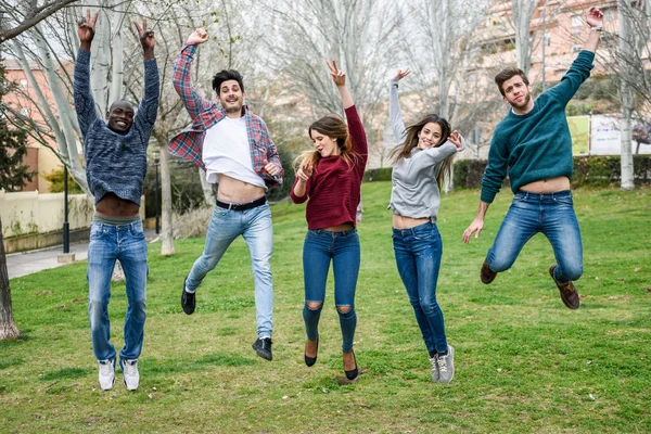 Groupe de jeunes sautant ensemble à l'extérieur — Photo