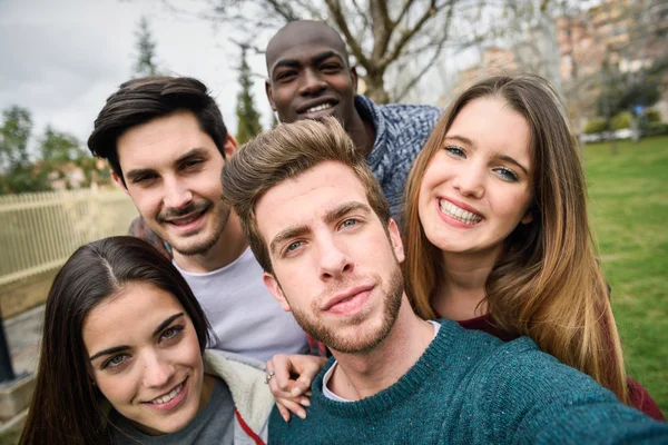 Mnohonárodnostní skupiny přátel, přičemž selfie — Stock fotografie