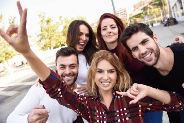 Selfie kentsel arka planda alarak arkadaş grubu
