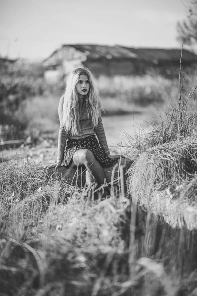 Beautiful young blonde woman in rural background — Stock Photo, Image