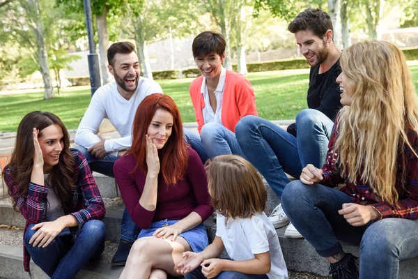 Grupo de jóvenes juntos al aire libre en el entorno urbano — Foto de Stock