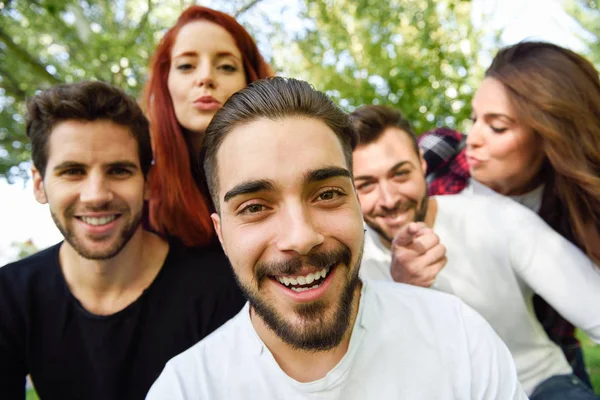 Groupe d'amis prenant selfie en fond urbain — Photo