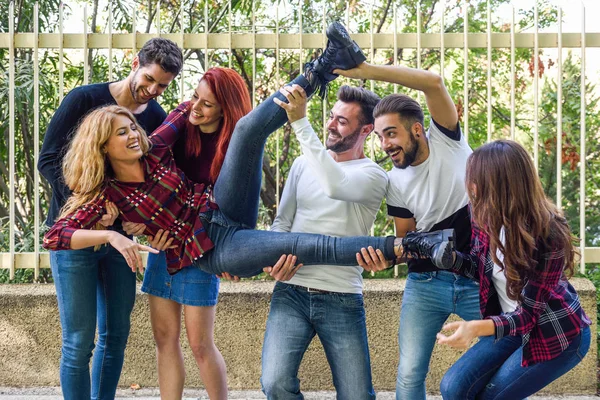 Gruppo di giovani insieme all'aperto sullo sfondo urbano — Foto Stock