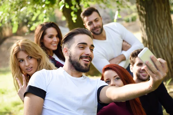 Groupe d'amis prenant selfie en fond urbain — Photo