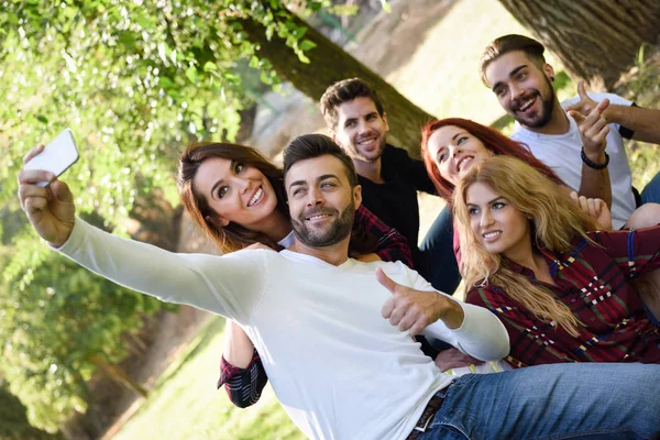 Grupo de amigos tomando selfie en el fondo urbano —  Fotos de Stock