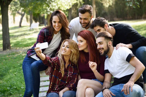 Grupo de amigos tomando selfie en el fondo urbano — Foto de Stock