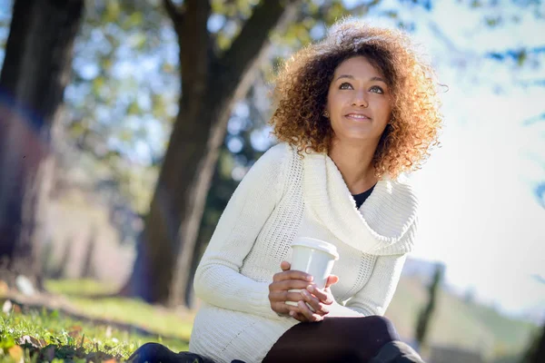 Young African American tjej med afro frisyr med kaffekopp — Stockfoto